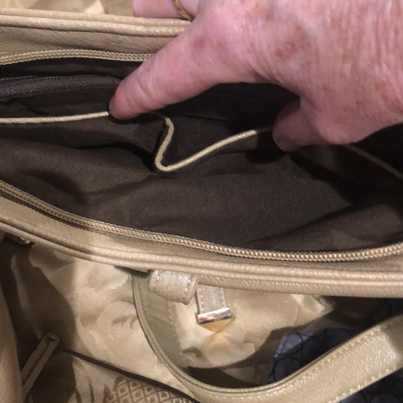 Tan purse with many pockets/compartments - Picture 8 of 16